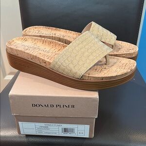 Donald J. Pliner Fifi crocco patent Sandals size 8.5 color sand